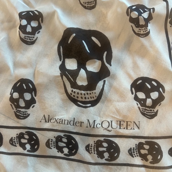 Alexander McQueen silk skull scarf black and cream - Picture 3 of 8